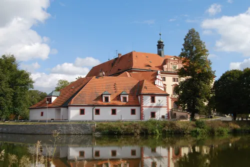 Obec Lnáře