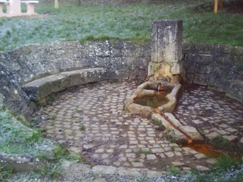 Červená kašna v Pont-à-Moussonu