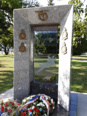 Památník 70. výročí návratu československých perutí RAF