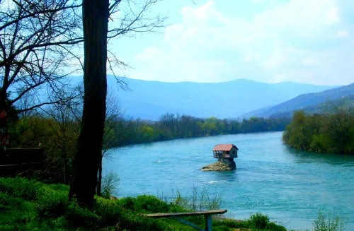 Casita sobre la roca en el Drina