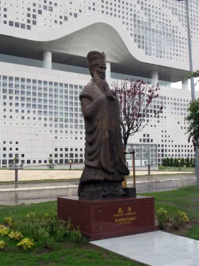 Monumento a Confucio en Belgrado